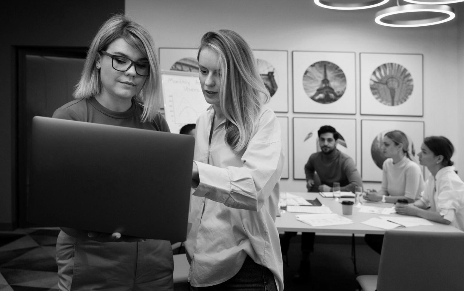 Gemeinsame Analysesitzung mit Finanzexperten in einem modernen Büroraum