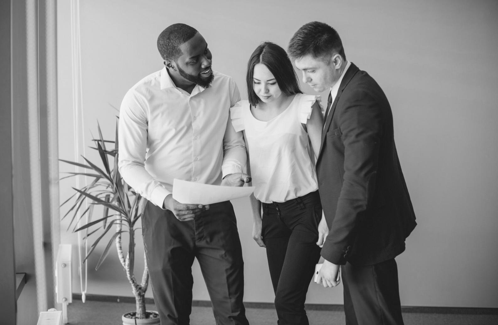 Teilnehmer arbeiten gemeinsam an Finanzvergleichen